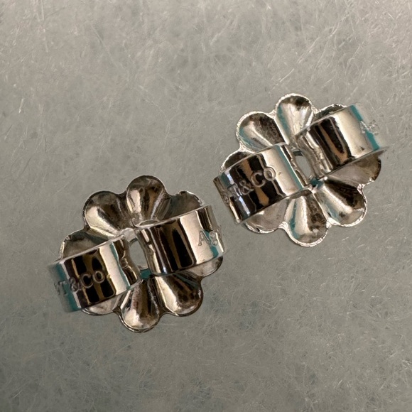 🌟HP🌟Authentic “Like New” Tiffany & Co. Paloma Picasso Olive Leaf Heart Earrings - Picture 9 of 10